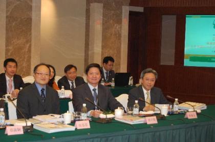 图示政制及內地事务局常任秘书长罗智光（前排右一）在会上介绍香港特区筹备参与上海世博会的工作的最新进展。